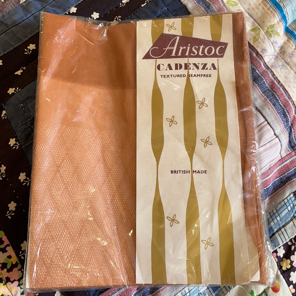 Vintage hosiery - nude fishnet thigh-highs 9 NWT